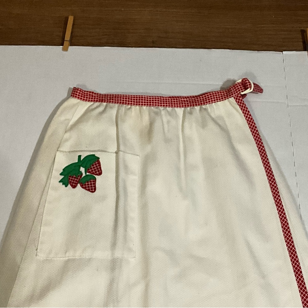 Vintage 60’s Wrap Around Skirt Made by Century Embroidered Strawberries Size S - Picture 2 of 15